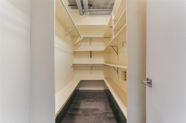 Building Photo - 2000 Bagby St