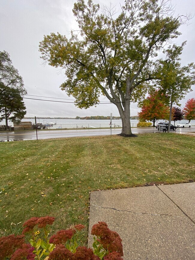 Building Photo - 719 E Walled Lake Dr