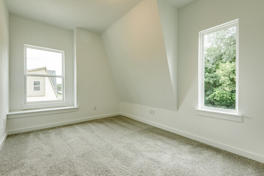Secondary Bedroom - 333 Oakbend Dr