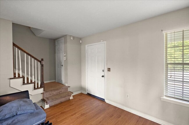 Building Photo - Just renovated 2 bed 1.5 bath townhome