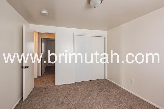Building Photo - 410 Welby Ave S