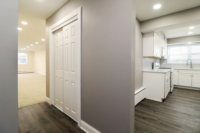 Building Photo - 6040 N Troy St