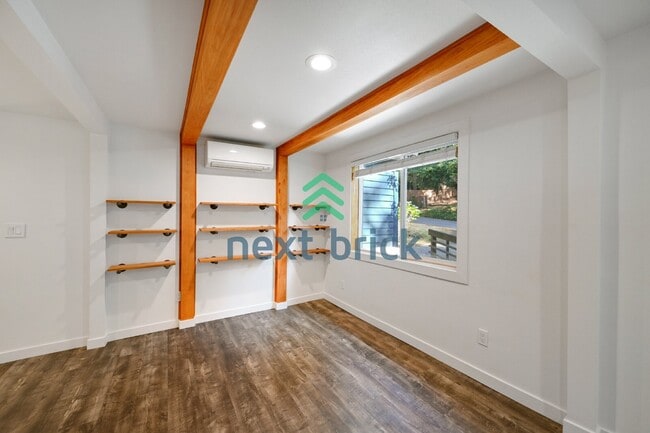Building Photo - Charming Shoreline Home on a Spacious Lot | A/C & EV Charger | Near Light Rail
