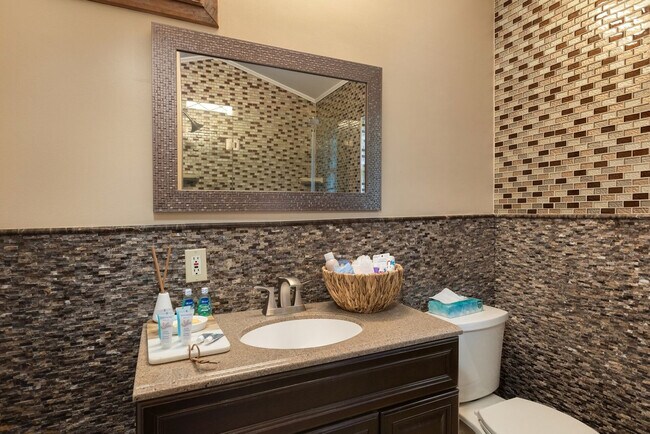 Building Photo - 338 Clove Rd