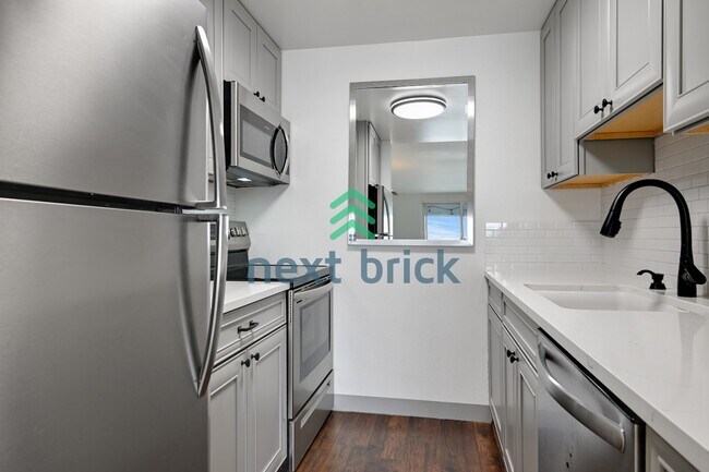 Building Photo - For Rent – 1 Bedroom | 1 Bathroom Lakeview Condo in Leschi Shores