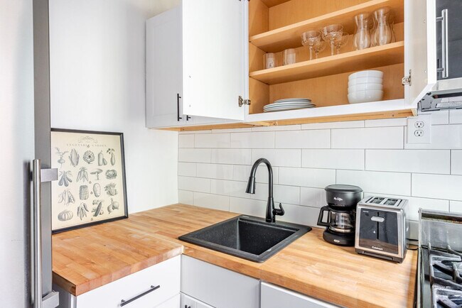 Building Photo - 209 1st Ave