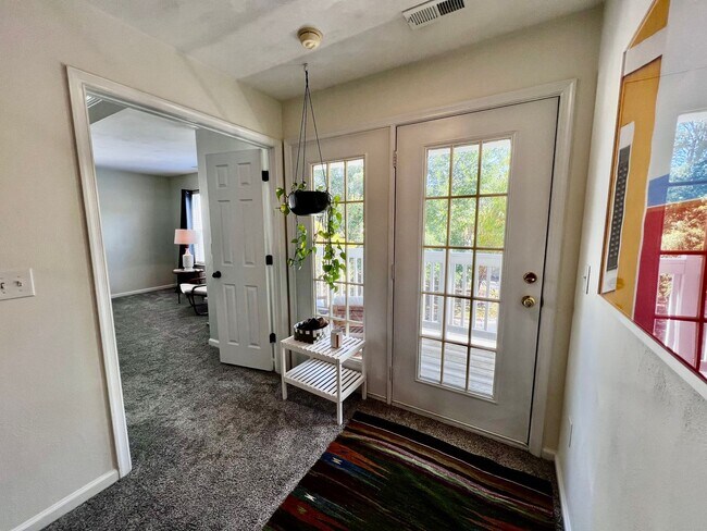 Building Photo - Charming 4 Bedroom home Near Virginia Beach Oceanfront!