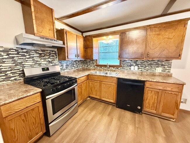 Building Photo - 4-bed, 3-bath, HUGE yard!