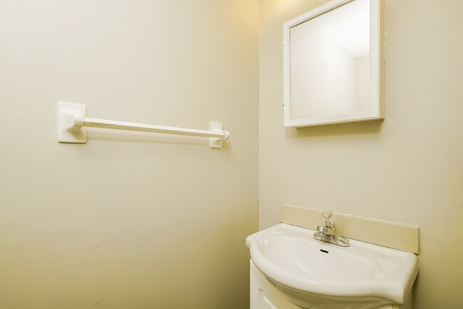 Building Photo - 735 Shady Creek Dr