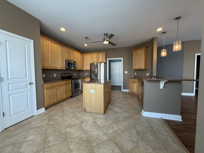 Building Photo - Beautiful 2nd Floor City Center Corner Condo.