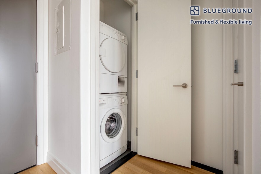 Building Photo - 550 W 54th St