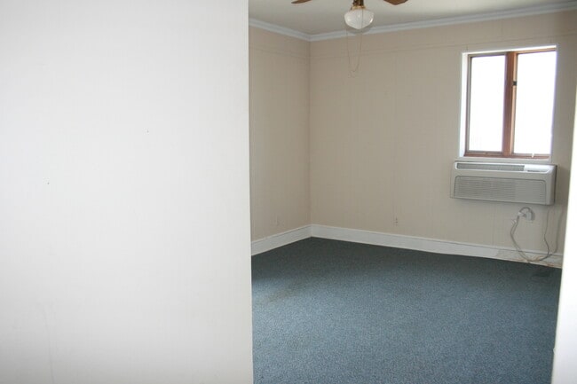 Building Photo - 1 bedroom apartment on Main Street Henders...