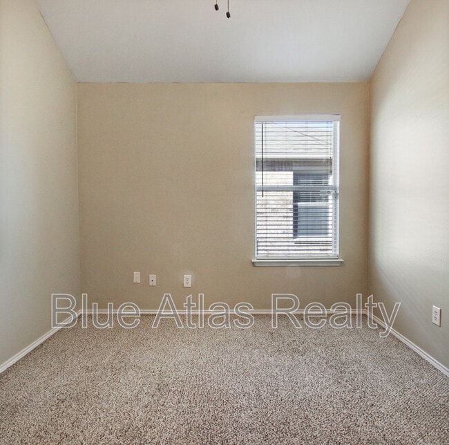 Building Photo - 542 Hickory Ln