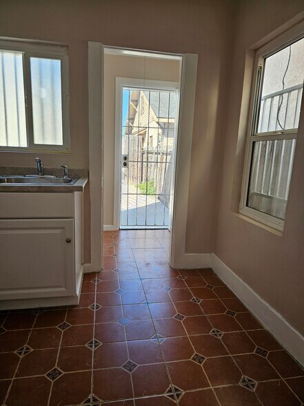 Building Photo - 527 1/2 W 19th St