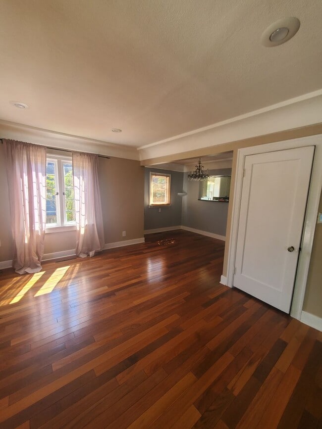 Building Photo - Classic 4 Bedroom Tudor in Desirable Maple...