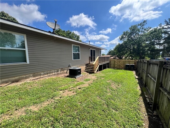 Building Photo - 823 N Lola Ln