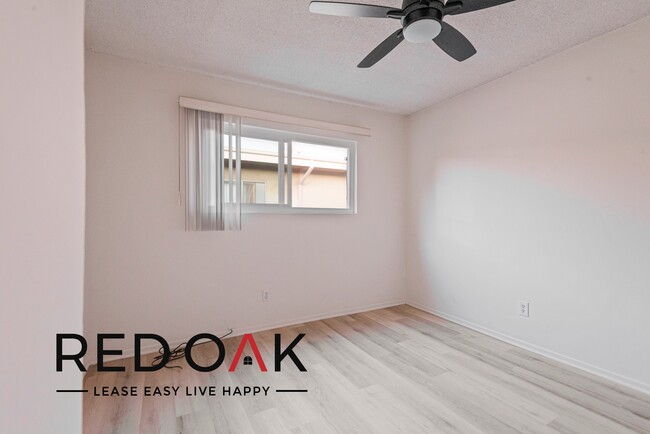 Building Photo - Cheerful Top Floor One Bedroom with Lots o...