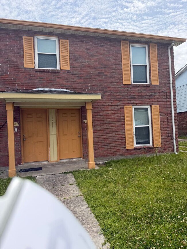 Building Photo - Affordable Town home