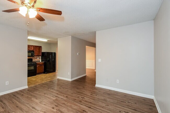 Building Photo - 123 Hidden Creek Dr