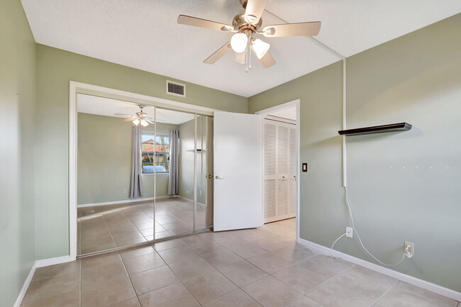 Building Photo - 6025 Parkwalk Dr