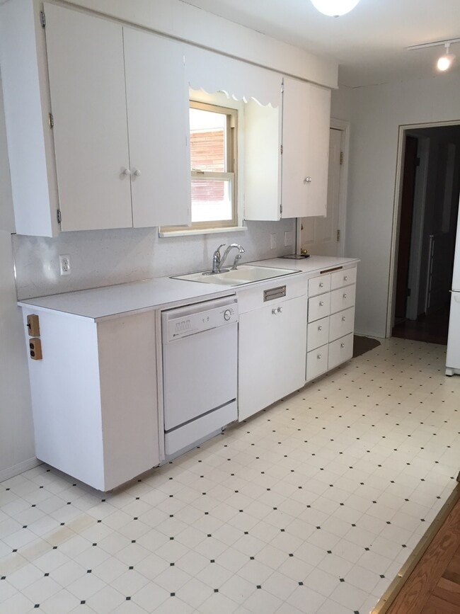 Building Photo - Darling Home in Historic Yakima Neighborhood