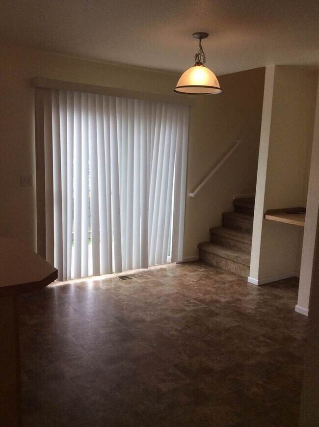 Building Photo - Spacious 3 Bedroom, 2.5 Bathroom Townhome located in the Eagle Heights Subdivision