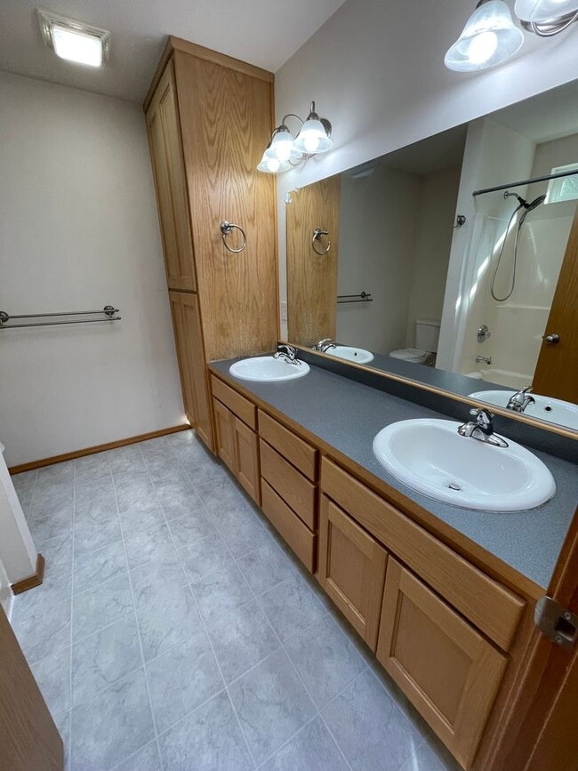 Building Photo - 1337 NW Redwing Dr