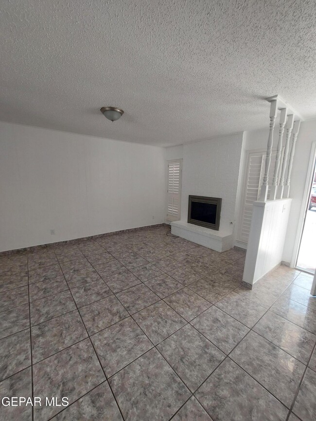 Building Photo - 2212 Cumbre Negra St