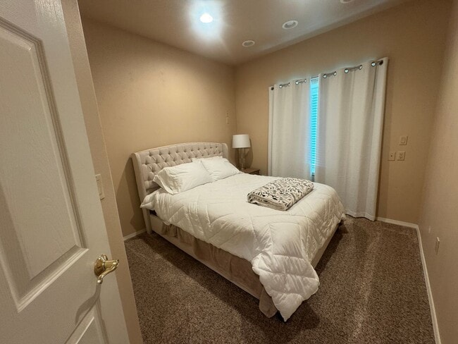 Building Photo - Rent Reduced!!