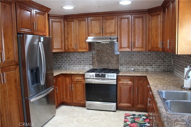 Building Photo - 5192 Robinwood Dr