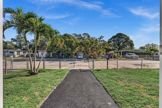 Building Photo - 137 NW 29th Ave