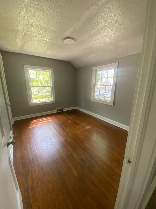 Building Photo - Charming 4-Bedroom Home with Sunroom, Fenc...