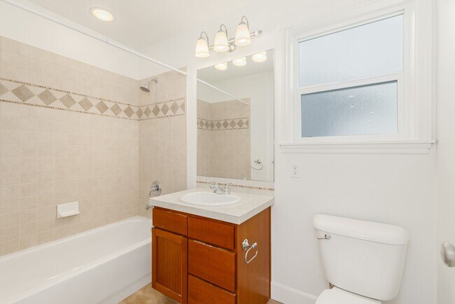 Building Photo - Fantastic Ballard 3 Bedroom 3 Bath Townhouse w/ Garage