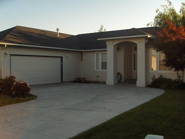 Building Photo - $1,895. - Coming soon! 4 Bed, 2 Bath with ...
