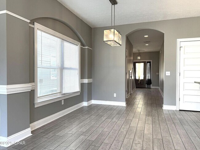 Building Photo - 4 bed 2.5 bath with Garage