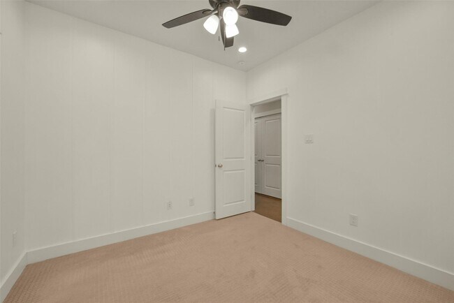 Building Photo - 760 W Donovan St