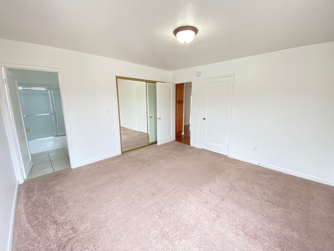 Building Photo - Advent - Low Deposit W/ Laundry & Detached...