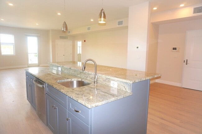 Building Photo - 99 Moody St