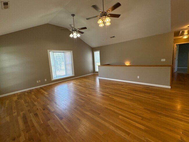 Building Photo - Beautiful 2 Bedroom Home with Spacious Bonus Room!