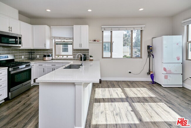 Building Photo - 9831 Alburtis Ave