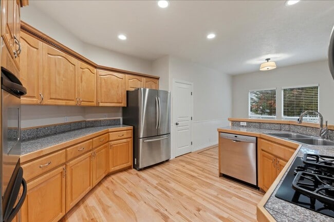 Building Photo - Quiet, Convenient, and Spacious 5 Bedroom 4 Bathroom Home