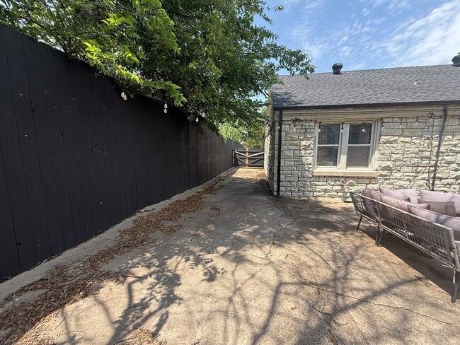 Building Photo - 1702 NW 38th St