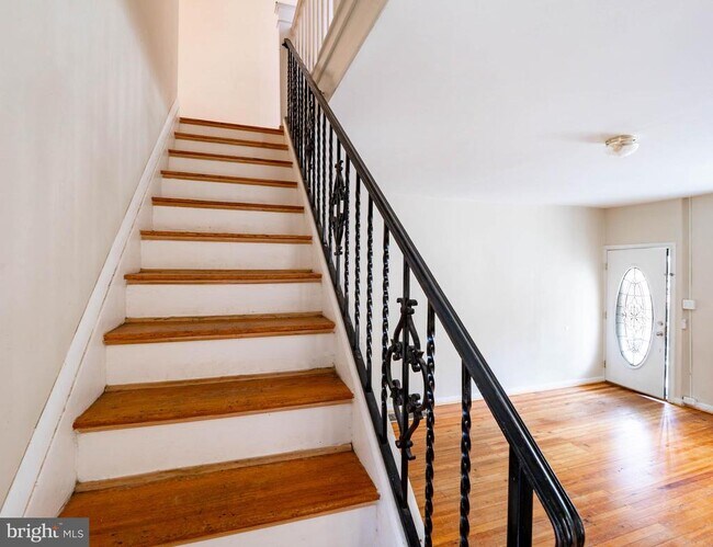 Building Photo - 132 Lauriston St