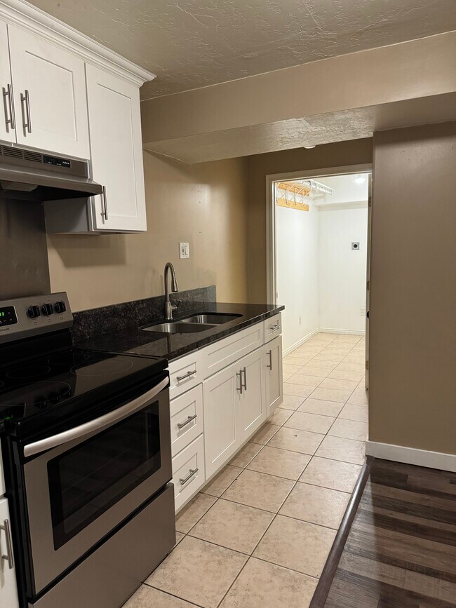 Building Photo - 1605 W Frankie Cir