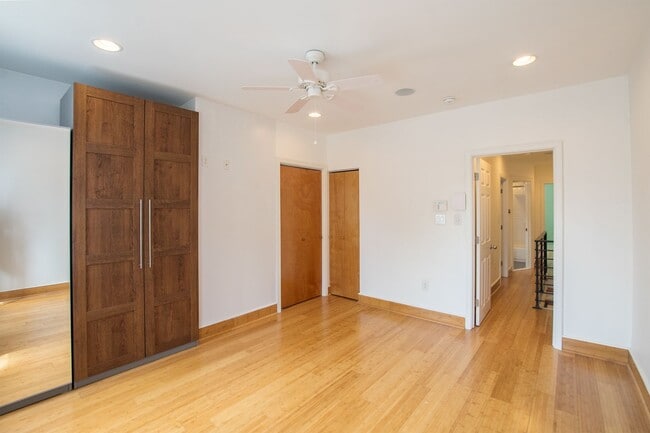 Building Photo - Wonderful East Passyunk Three Bedroom Home