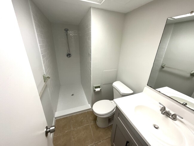 Building Photo - 610 SE 13th Ct