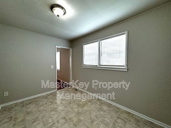 Building Photo - 1709 Oakwood Ave