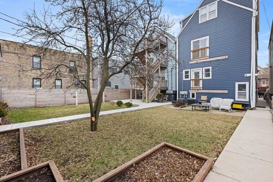 Building Photo - 3608 W Diversey Ave