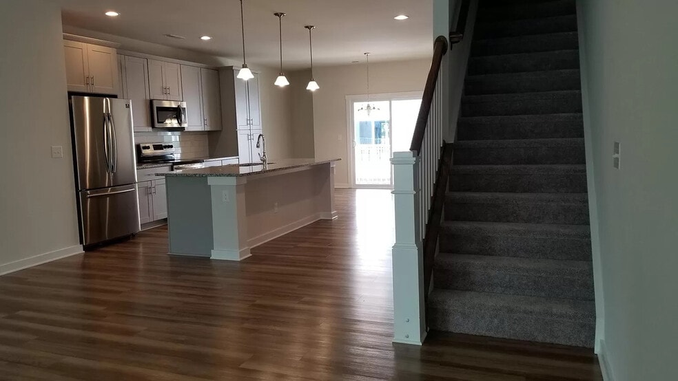 Building Photo - Room in Townhome on Sharon Towns Dr