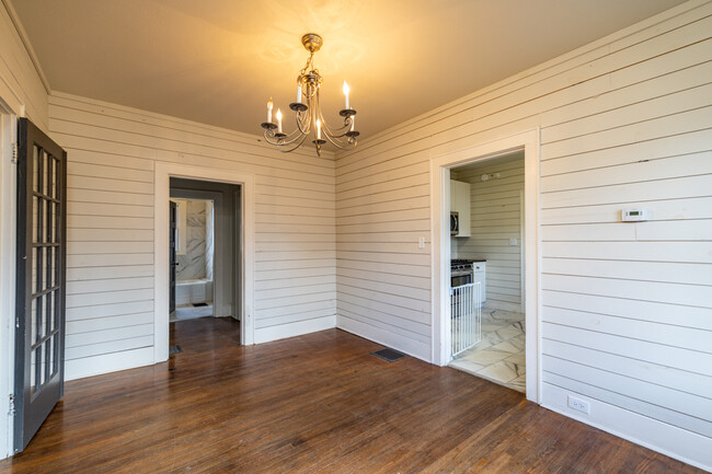 Building Photo - 708 E Woodland Ave